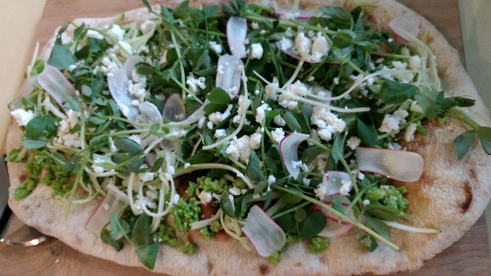 Smashed peas, courgettes, Rosary goats cheese and mint pizza - Heist bank
