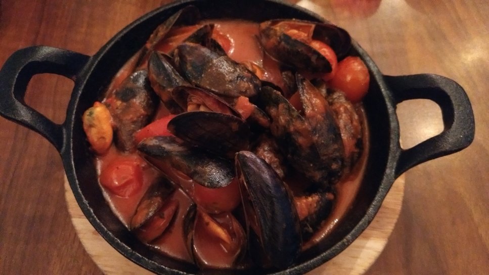 Steamed mussels with tomato sauce